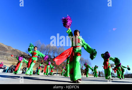 (170125) -- HAIDONG, Gennaio 25, 2017 (Xinhua) -- gli abitanti dei villaggi locali eseguire 'shehuo', un tipo di intrattenimento del festival essendo popolare nel nord ovest della Cina, al Villaggio Shuanggeda Hualong nella contea di Haidong, a nord-ovest della Cina di Provincia di Qinghai, Gennaio 24, 2017. Gli agricoltori qui godere del loro tempo libero come il Festival di primavera si avvicina durante la stagione morta. (Xinhua/Wang Bo) (WF) Foto Stock