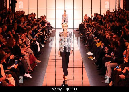 Parigi, Francia. 24 gen 2017. Un modello indossa una creazione dal designer italiano Giorgio Armani come parte di Giorgio Armani Privé primavera/estate 2017 collezione presentata durante la Haute Couture della settimana della moda a Parigi, 24 gennaio 2017. Foto: Hendrik Ballhausen - nessun filo SERVICE - foto: Hendrik Ballhausen/dpa/Alamy Live News Foto Stock