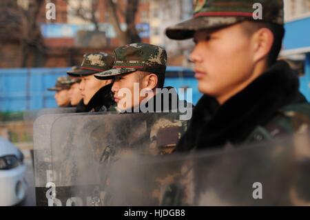 24 gennaio 2017 - Qingdao, Qingdao, Cina - Qingdao, CINA-gennaio 24 2017: (solo uso editoriale. Cina fuori) ..Suo Feixiang e Xu Wenhao, due giovani soldati nato nel 1999, pattugliato per dodici chilometri ogni giorno per la sicurezza durante la festa di primavera a Qingdao Stazione ferroviaria a Qingdao,a est della Cina di Provincia di Shandong, Gennaio 24th, 2017. È il dodicesimo giorno del Festival di Primavera di viaggio rush su gennaio 24th, 2017. (Credito Immagine: © SIPA Asia via ZUMA filo) Foto Stock