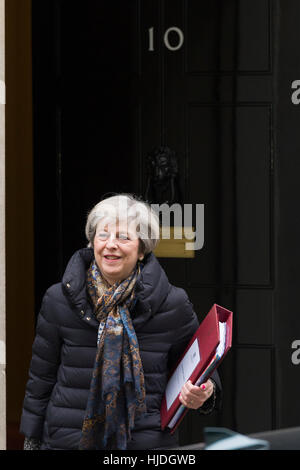 Londra, Regno Unito. Il 25 gennaio 2017. Theresa Maggio il Primo ministro britannico, lasciando 10 Downing Street la residenza ufficiale e l'ufficio del Primo ministro britannico, per andare al primo dispensatori del Tempo delle interrogazioni in House of Commons. Londra, Regno Unito. Credito: Alex MacNaughton/Alamy Live News Foto Stock