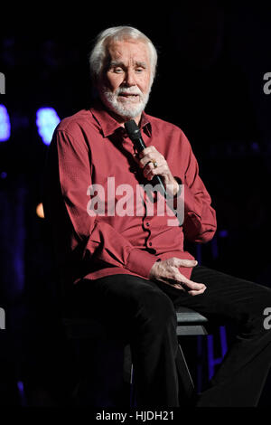 Fort Lauderdale, Florida, Stati Uniti d'America. 24 gen 2017. Kenny Rogers suona presso il Centro Broward on gennaio 24, 2017 a Fort Lauderdale, Florida. Credito: Mpi04/media/punzone Alamy Live News Foto Stock