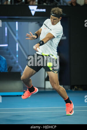 Melbourne, Australia. 25 gennaio, 2017. La Spagna di Rafael Nadal restituisce la sfera durante gli uomini singoli quarti il match contro il Canada's Milos Raonic presso l'Australian Open di tennis campionati di Melbourne, Australia, 25 gennaio, 2017. Credito: Zhu Hongye/Xinhua/Alamy Live News Foto Stock