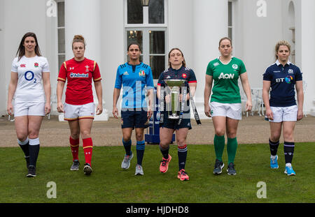 Londra, Regno Unito. Il 25 gennaio 2017. Womens Capitani, Sarah Hunter, Carys Phillips, Sara Barattin, Gaelle Mignot, Niamh Briggs e Lisa Martin con le 6 Nazioni trofeo al lancio di RBS 6 Nazioni del campionato a Hurlingham Club London Credit: Alan D Ovest/Alamy Live News Foto Stock