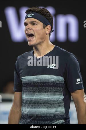 Melbourne, Australia. 25 gennaio, 2017. Del Canada Milos Raonic reagisce durante gli uomini singoli quarti match contro la Spagna di Rafael Nadal presso l'Australian Open di tennis campionati di Melbourne, Australia, 25 gennaio, 2017. Credito: Lui Siu Wai/Xinhua/Alamy Live News Foto Stock