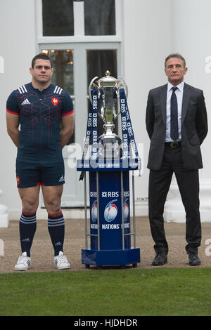 Londra, Regno Unito. Il 25 gennaio 2017. Guilhem Guirado e Guy Noves assistere al lancio di RBS 6 Nazioni del campionato a Hurlingham Club London Credit: Alan D Ovest/Alamy Live News Foto Stock