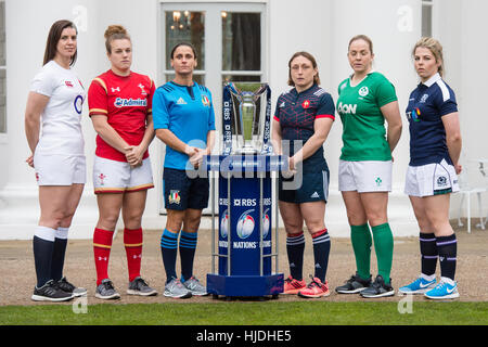 Londra, Regno Unito. Il 25 gennaio 2017. Womens Capitani, Sarah Hunter, Carys Phillips, Sara Barattin, Gaelle Mignot, Niamh Briggs e Lisa Martin con le 6 Nazioni trofeo al lancio di RBS 6 Nazioni del campionato a Hurlingham Club London Credit: Alan D Ovest/Alamy Live News Foto Stock