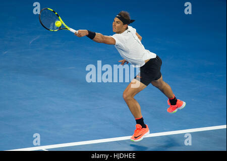 Melbourne, Australia. 25 gennaio, 2017. La Spagna di Rafael Nadal restituisce la sfera durante gli uomini singoli quarti il match contro il Canada's Milos Raonic presso l'Australian Open di tennis campionati di Melbourne, Australia, 25 gennaio, 2017. Credito: Bai Xue/Xinhua/Alamy Live News Foto Stock