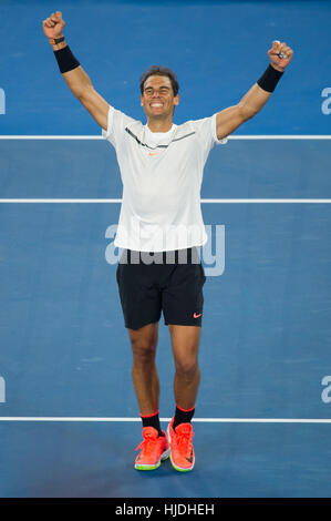 Melbourne, Australia. 25 gennaio, 2017. La Spagna di Rafael Nadal festeggia dopo gli uomini singoli quarti il match contro il Canada's Milos Raonic presso l'Australian Open di tennis campionati di Melbourne, Australia, 25 gennaio, 2017. Credito: Bai Xue/Xinhua/Alamy Live News Foto Stock