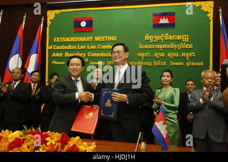 Phnom Penh Cambogia. 25 gennaio, 2017. Senior cambogiano ministro in carica di affari di confine, Var Kim Hong (R, anteriore), scuote le mani con Lao Ministro degli Esteri Saleumxay Kommasith (L, anteriore) in Phnom Penh Cambogia, 25 gennaio, 2017. La Cambogia e il Laos promesso di costruire il loro confine alla frontiera di pace, di amicizia, di stabilità, di cooperazione e di sviluppo, secondo un comunicato stampa congiunto di mercoledì. Credito: Phearum/Xinhua/Alamy Live News Foto Stock