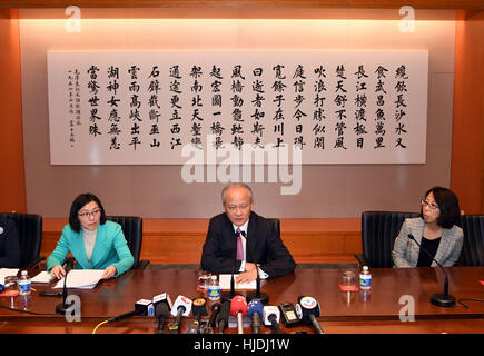 Washington, DC, Stati Uniti d'America. 24 gen 2017. Cui Tiankai (C), l'ambasciatore cinese negli Stati Uniti, parla di media in Washington, DC, Stati Uniti, gennaio 24, 2017. La Cina e gli Stati Uniti si prevede di continuare la cooperazione sotto la nuova amministrazione statunitense guidata da Donald Trump, l'ambasciatore cinese negli Stati Uniti ha detto martedì. Credito: Yin Bogu/Xinhua/Alamy Live News Foto Stock