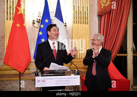 Parigi, Francia. 24 gen 2017. Ambasciatore cinese in Francia Zhai Jun (L) e l'Assemblea nazionale francese Claude altoparlante Bartolone assistere ad un ricevimento offerto da Bartolone per contrassegnare il nuovo anno lunare cinese a Parigi, Francia, Gennaio 24, 2017. Credito: Chen Yichen/Xinhua/Alamy Live News Foto Stock