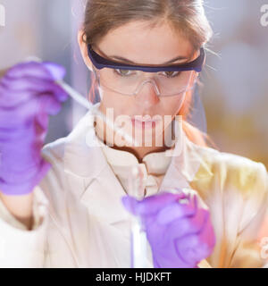 Ai giovani scienziati il pipettaggio in life science laboratory. Foto Stock