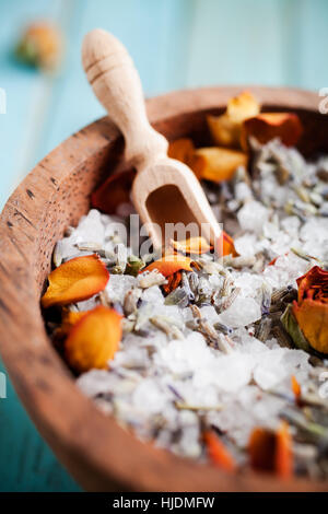 In casa di sale da bagno con rosa e lavanda Foto Stock