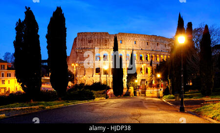 Vista del Colosseo dal Colle Oppio, Roma Italia Foto Stock
