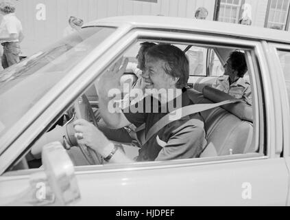 1976 Candidato presidenziale democratica Jimmy Carter prende il suo compagno di corsa, Walter 'Fritz' Mondale e moglie Joan su un giro intorno al carter casa di città della pianura, Georgia. Con gran dispiacere dei servizi segreti degli Stati Uniti, Carter è piaciuto a guidare la sua auto. - Per la licenza di questa immagine, fare clic sul carrello di seguito - Foto Stock