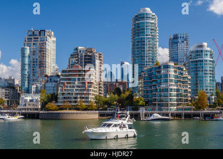 Il centro di Vancouver da Granville Island attraverso False Creek. La British Columbia, Canada. Foto Stock