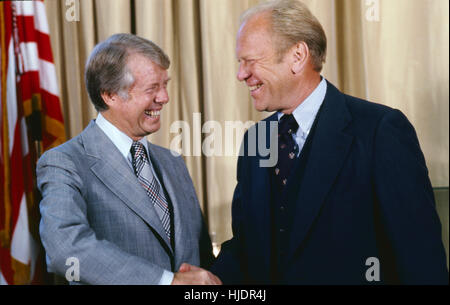 Il neoeletto presidente Jimmy carter incontra il suo predecessore Gerald Ford alla Casa Bianca Foto Stock