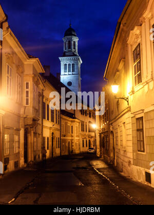 Strada di Sopron, Ungheria città vecchia di notte Foto Stock