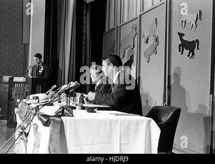 1970 Georgia gubernatorial dibattito tra Jimmy Carter e Hal Suit nell ottobre 1970 a H. fiumi scuola elementare auditorium di Atlanta, Georgia. Foto Stock