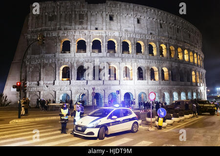 Roma, Italia - 1 Gennaio 2017: un auto della polizia municipale, con tre funzionari in servizio al Colosseo i margini. Foto Stock