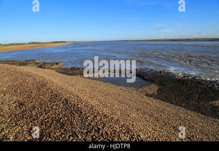 Nord Weir punto la punta meridionale di Orford Ness allo spiedo, minerale di fiume, strada di ciottoli, Suffolk, Inghilterra, Regno Unito Foto Stock