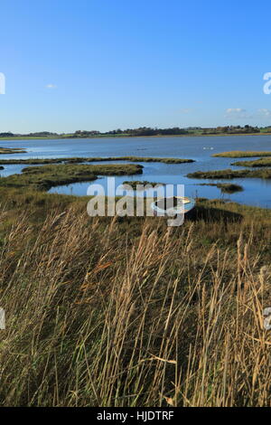 Paesaggio invernale con piccola barca spiaggiata, Fiume Deben, Ramsholt, Suffolk, Inghilterra, Regno Unito Foto Stock