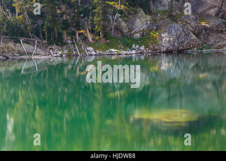 Verdastra acque turchesi del lago Ramshead riflettendo i suoi dintorni nel Teton Mountains. Il Parco Nazionale del Grand Teton, Wyoming Foto Stock