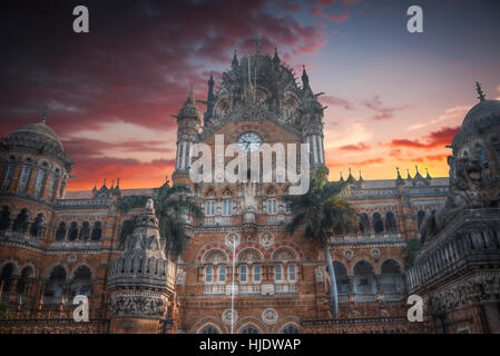 Chhatrapati Shivaji, ex Victoria Terminus - una storica stazione ferroviaria nella città indiana di Mumbai, uno dei più trafficati in India. Foto Stock