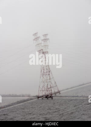 Torre di trasmettitore radar. linee con sky in background. doppia esposizione Foto Stock