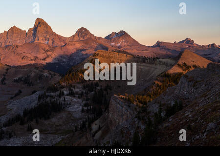 Il Grand Teton salendo sopra il Monte Owen, Medio Teton e Sud Teton. Targhee National Forest, Wyoming Foto Stock