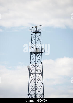 Torre di trasmettitore radar. linee con sky in background Foto Stock