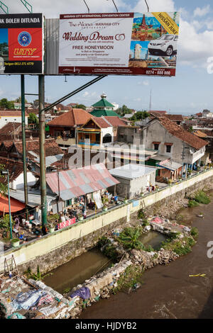 Vista su baraccopoli sulle rive del Kali codice, un piccolo fiume che scorre in Yogyakarta, Indonesia. Foto Stock