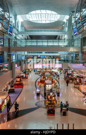 Grande area di vendita al dettaglio di uno del Dubai International Airport Terminal, Foto Stock