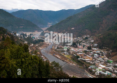 Città di Dirang (Dhirang) a 1620 metri, gateway per la valle di Tawang, Arunachal Pradesh, India Foto Stock