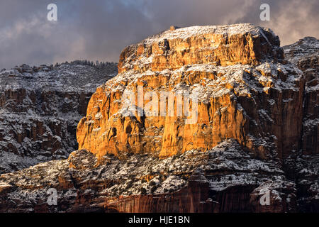 La luce del sole sulle formazioni rocciose innevate di Sedona, Arizona Foto Stock