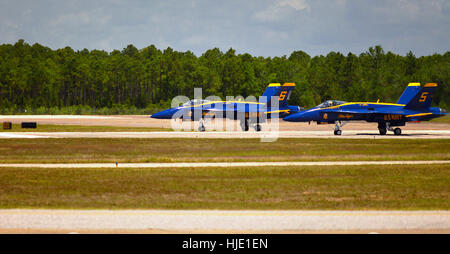 Blue Angel piani la tassazione sulla pista dopo aver atterrato presso la loro casa di base in Pensacola Florida Foto Stock