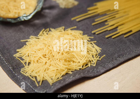 La pasta grezza su grigio texture di sfondo Foto Stock