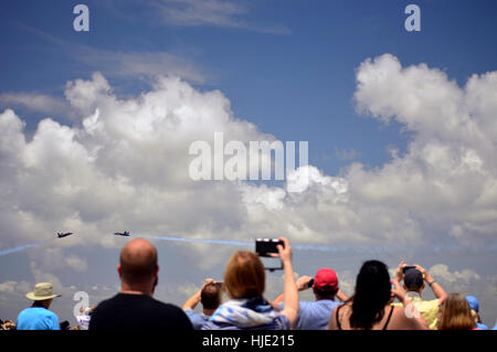 La folla a guardare due blue angel performer jet vola sopra la testa. Foto Stock