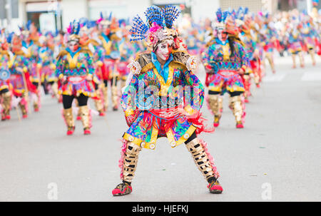 Badajoz, Spagna - 7 febbraio 2016:esecutori prendere parte alla sfilata di carnevale di comparsas a Badajoz città. Foto Stock