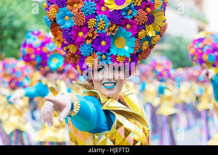 Badajoz, Spagna - 7 febbraio 2016:esecutori prendere parte alla sfilata di carnevale di comparsas a Badajoz città. Foto Stock