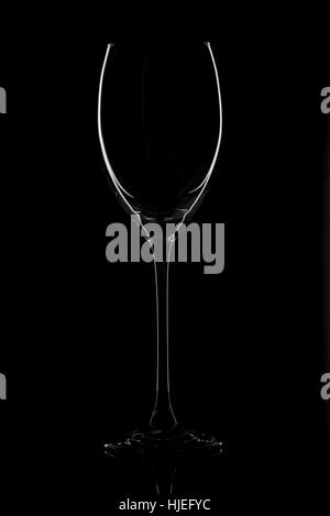 Tasto basso vino bianco vetro su sfondo nero Foto Stock