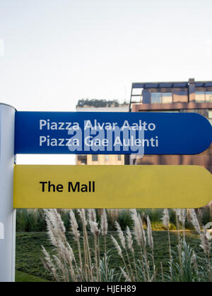 Gae Aulenti piazza ed edifici, nuova architettura in centro a Milano, vicino alla stazione ferroviaria di Porta Garibaldi, conosciuta come Porta Nuova Foto Stock