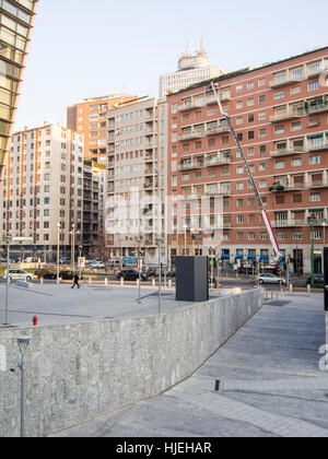 Gae Aulenti piazza ed edifici, nuova architettura in centro a Milano, vicino alla stazione ferroviaria di Porta Garibaldi, conosciuta come Porta Nuova Foto Stock