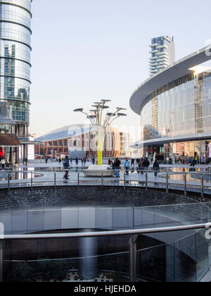 Gae Aulenti piazza ed edifici, nuova architettura in centro a Milano, vicino alla stazione ferroviaria di Porta Garibaldi, conosciuta come Porta Nuova Foto Stock