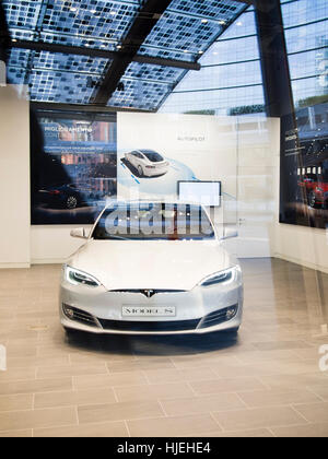 Tesla Model S in Tesla Car showroom in Milano, Piazza Gae Aulenti, Italia Foto Stock