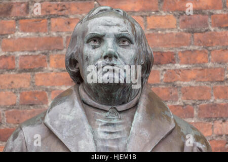 Statua di bronzo del riformatore Martin Lutero nella parte anteriore della chiesa di Lutero a Copenhagen, in Danimarca, 21 gennaio 2017, Foto Stock