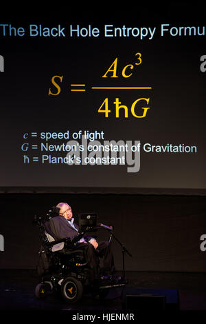 Il prof. Stephen Hawking, scienziato britannico, rinomata in tutto il mondo come il ritratto fisico con il buco nero entropia formula proiezione in background, Starmus Foto Stock