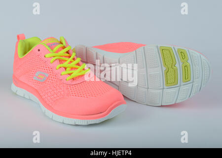 Coppia di rosa Skechers scarpe running ritagliare isolati su sfondo bianco Foto Stock