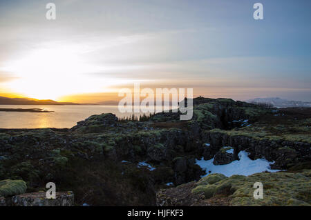 Sunrise over Pingvellir, anche ortografato Thingvellir, Parco Nazionale, Islanda, che si affaccia sul lago al di sotto della quale si trova la cresta Midatlantic Foto Stock