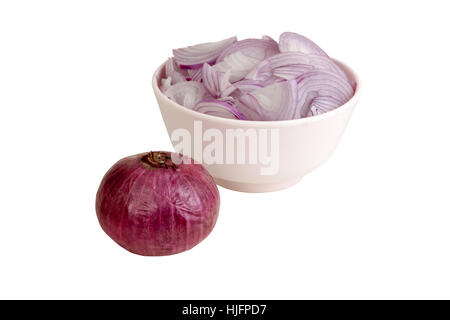 Scalogno tagliato a fette di cipolla in una ciotola rosa su sfondo bianco oggetto con percorsi di lavoro Foto Stock